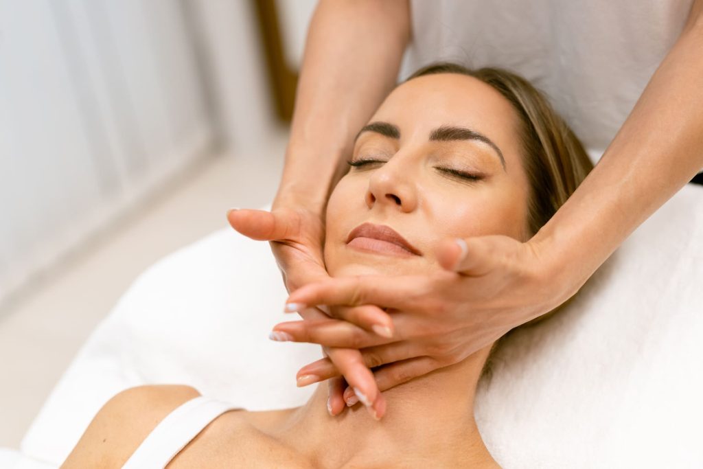 Terapia manualna twarzy